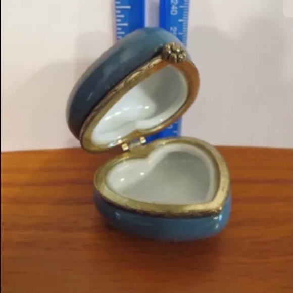 Porcelain Heart Shaped Trinket Box - Picture 4 of 6